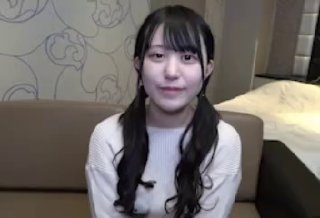 两个黑丝小宝贝露脸让大哥玩弄，揉奶玩逼口交大鸡巴，乖巧听话让大哥轮草抽插爆草，浪叫呻吟不止精彩别错过