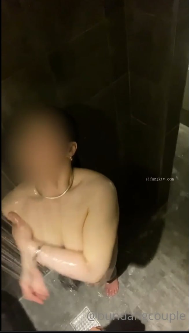 有点脑残的九零后广州靓妹和闺蜜收费房 颜值不错 身体白皙很嫩